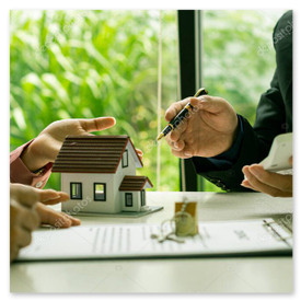 日本人スタッフがチェックリストで撮影内容を確認する様子